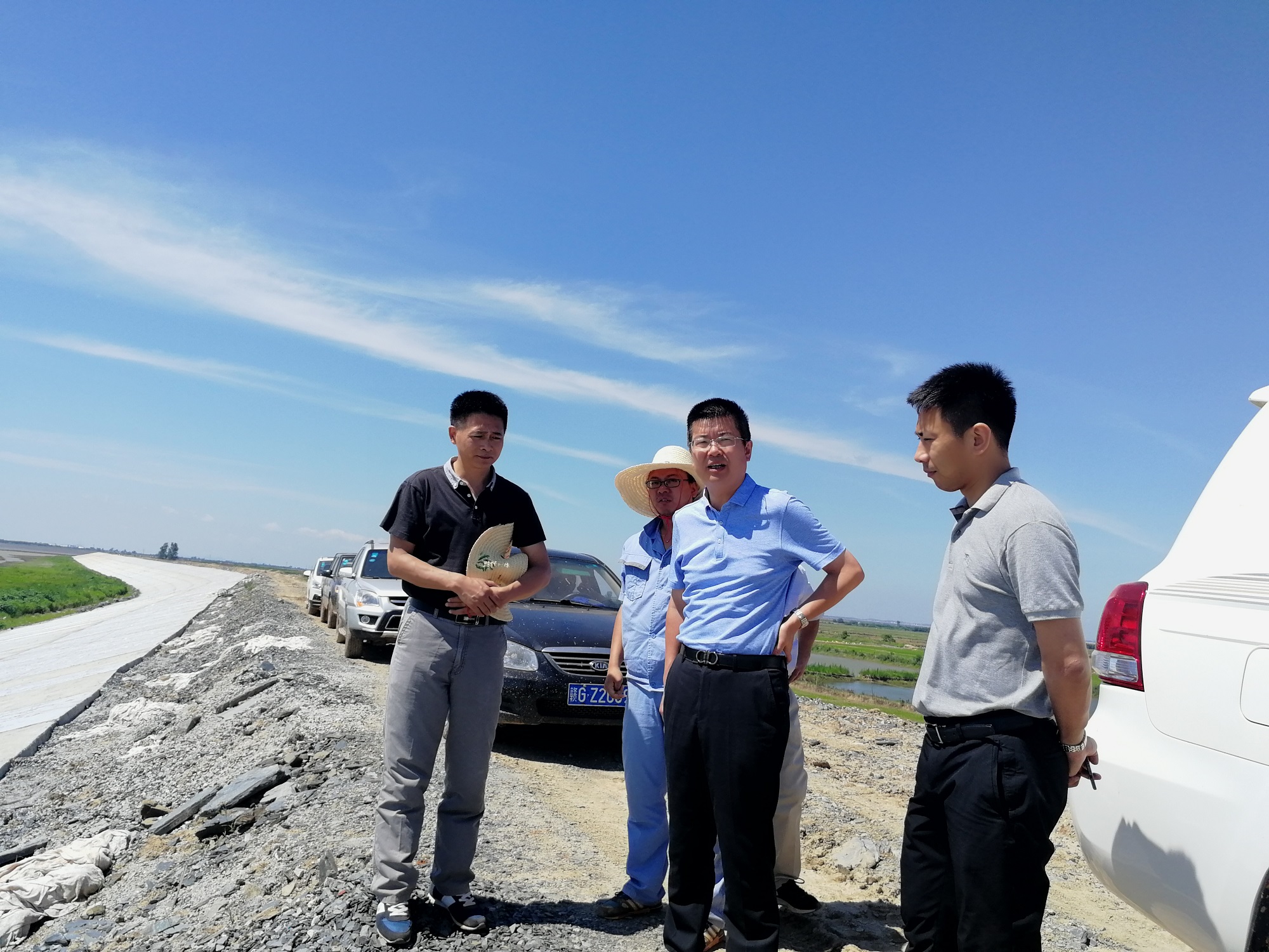 共青城市市委書記王豐鵬一行至共青城市  漿潭聯圩加固整治工程施工現場檢查指導工作